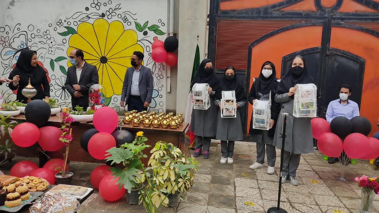 تقدیر از دانش آموزان ممتاز توسط کارشناسان اداره 